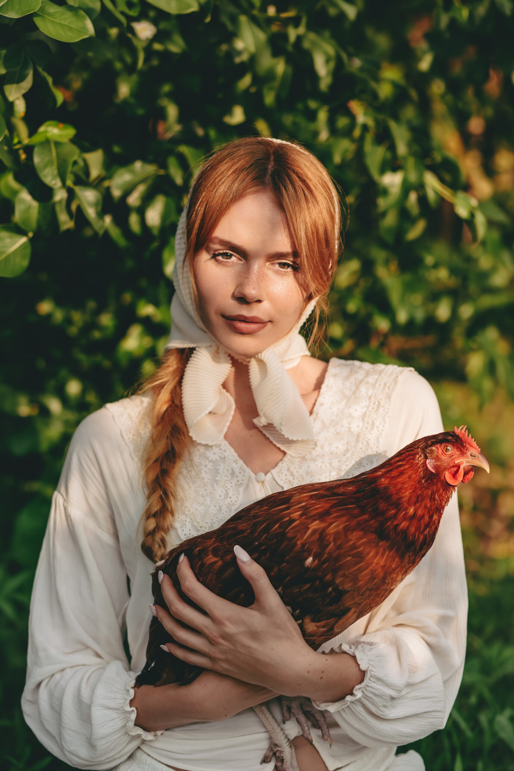Ania, artystka, w ogrodzie z kurą